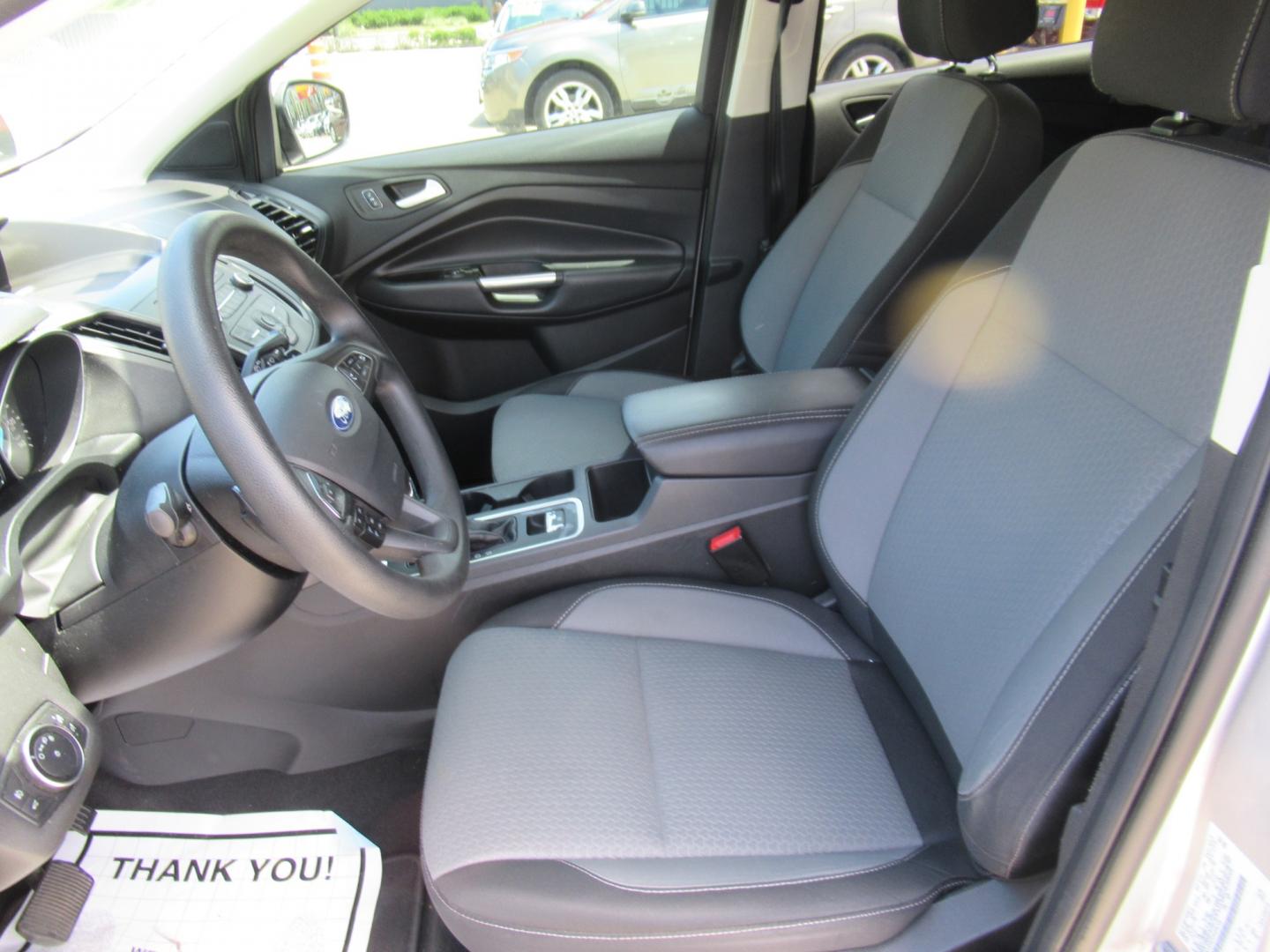 2017 Silver /Black Ford Escape SE FWD (1FMCU0GDXHU) with an 1.5L L4 DOHC 16V engine, Automatic transmission, located at 1511 North Shepherd Dr., Houston, TX, 77008, (281) 657-1221, 29.798361, -95.412560 - 2017 FORD ESCAPE SE VIN: 1FMCU0GDXHUE54105 1 F M C U 0 G D X H U E 5 4 1 0 5 4 DOOR WAGON/SPORT UTILITY 1.5L I4 F DOHC 16V GASOLINE FRONT WHEEL DRIVE - Photo#5